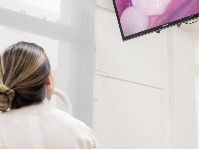 Atendimento com câmera intraoral na Clínica Kamilla Scalzer